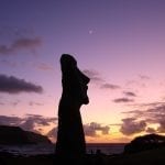 Moai-Skulptur bei Sonnenuntergang auf der Osterinsel