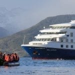 Zodiac mit Touristen fährt zum Kreuzfahrtschiff Stella Australis