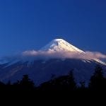 Schneebedeckter Vulkan Osorno im Seengebiet in Chile